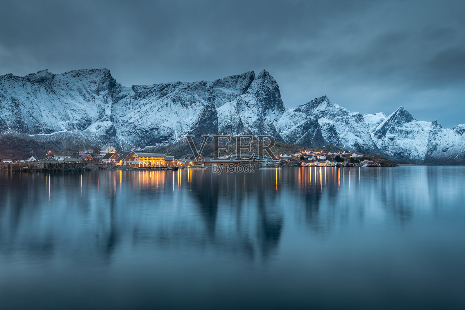挪威罗浮敦群岛冬季美丽的勒奈渔村照片摄影图片