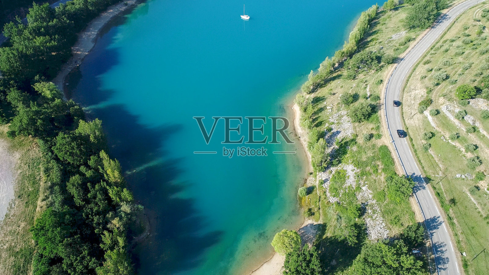 从空中俯瞰法国瓦尔瓦尔Verdon地区自然公园的圣克罗伊湖照片摄影图片