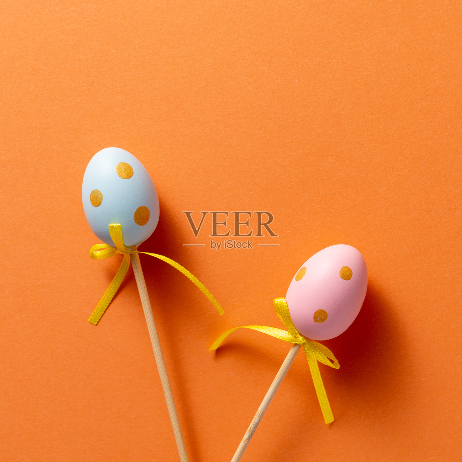 以橙色为背景的复活节彩蛋形式的装饰装饰品。副本的空间。复活节假期的概念。广场。照片摄影图片