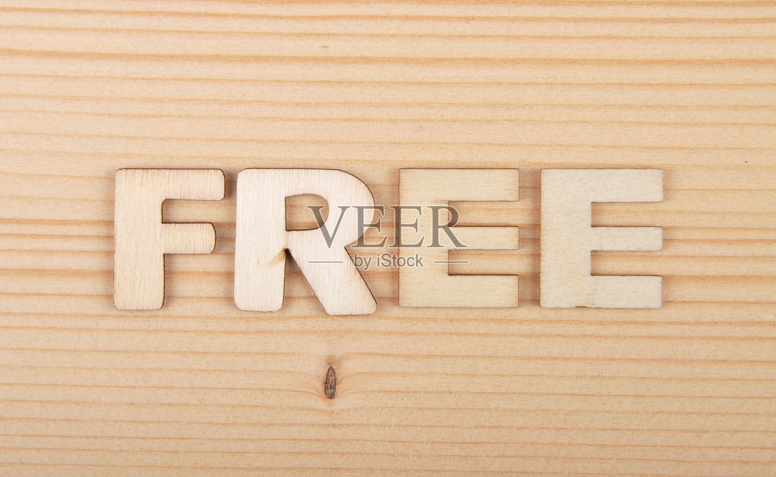 来自于浅色木材上的木质字母照片摄影图片