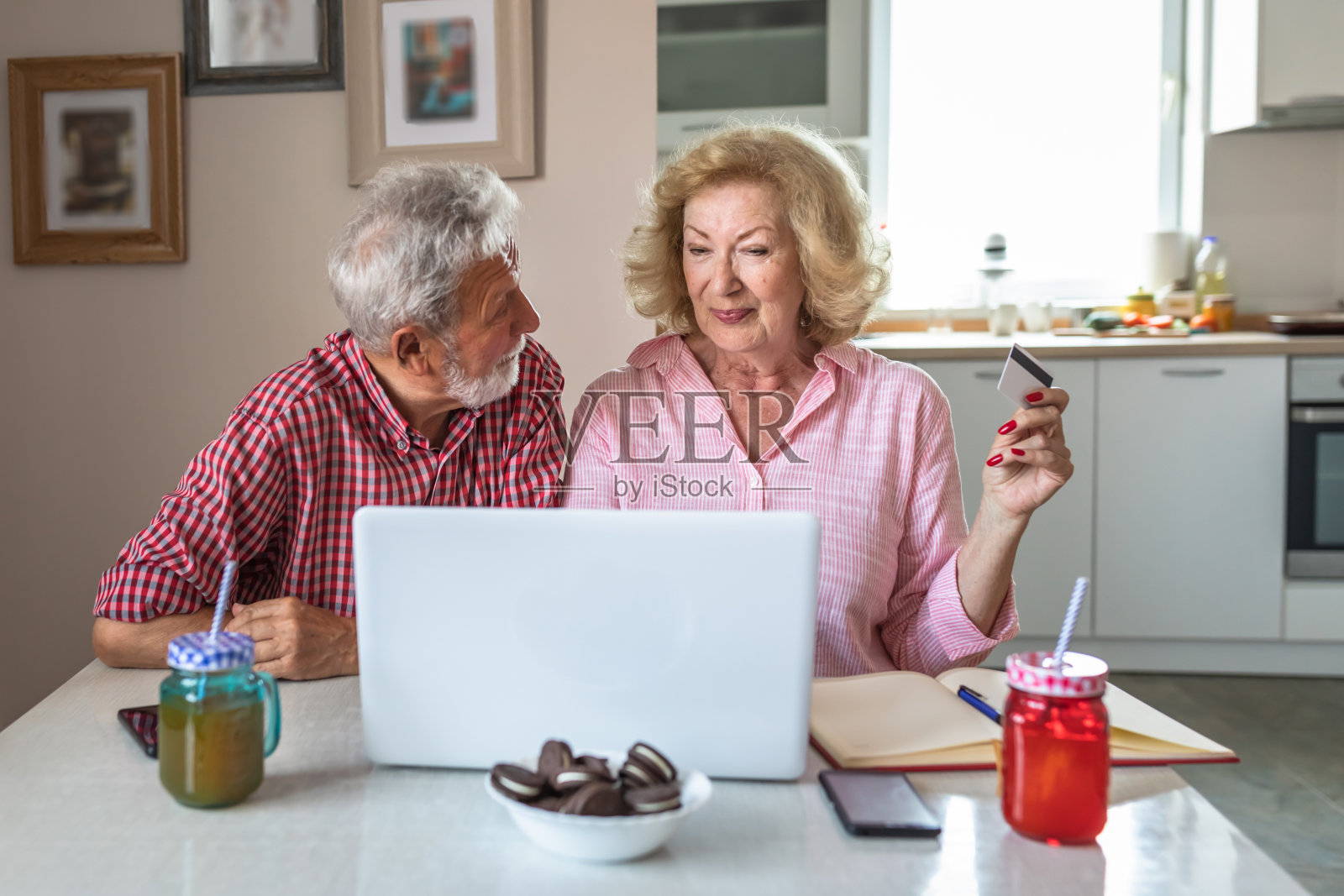 老夫妇上网买东西。在线购物。照片摄影图片