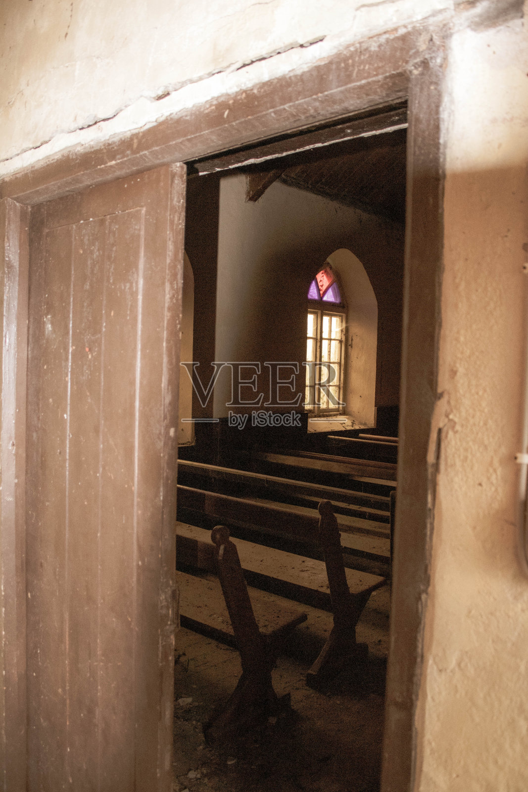 从爱尔兰西科克郡一座废弃教堂的门里往里看照片摄影图片