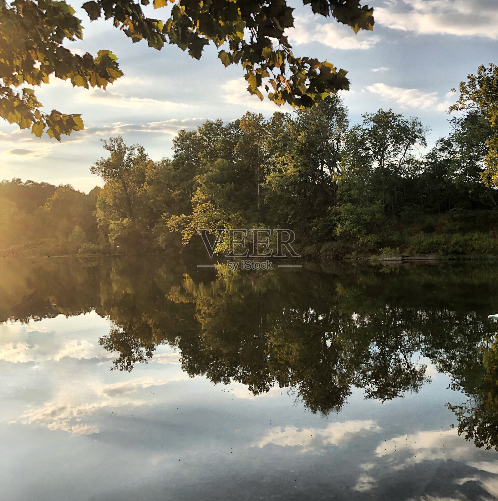 水和天空的反射照片摄影图片
