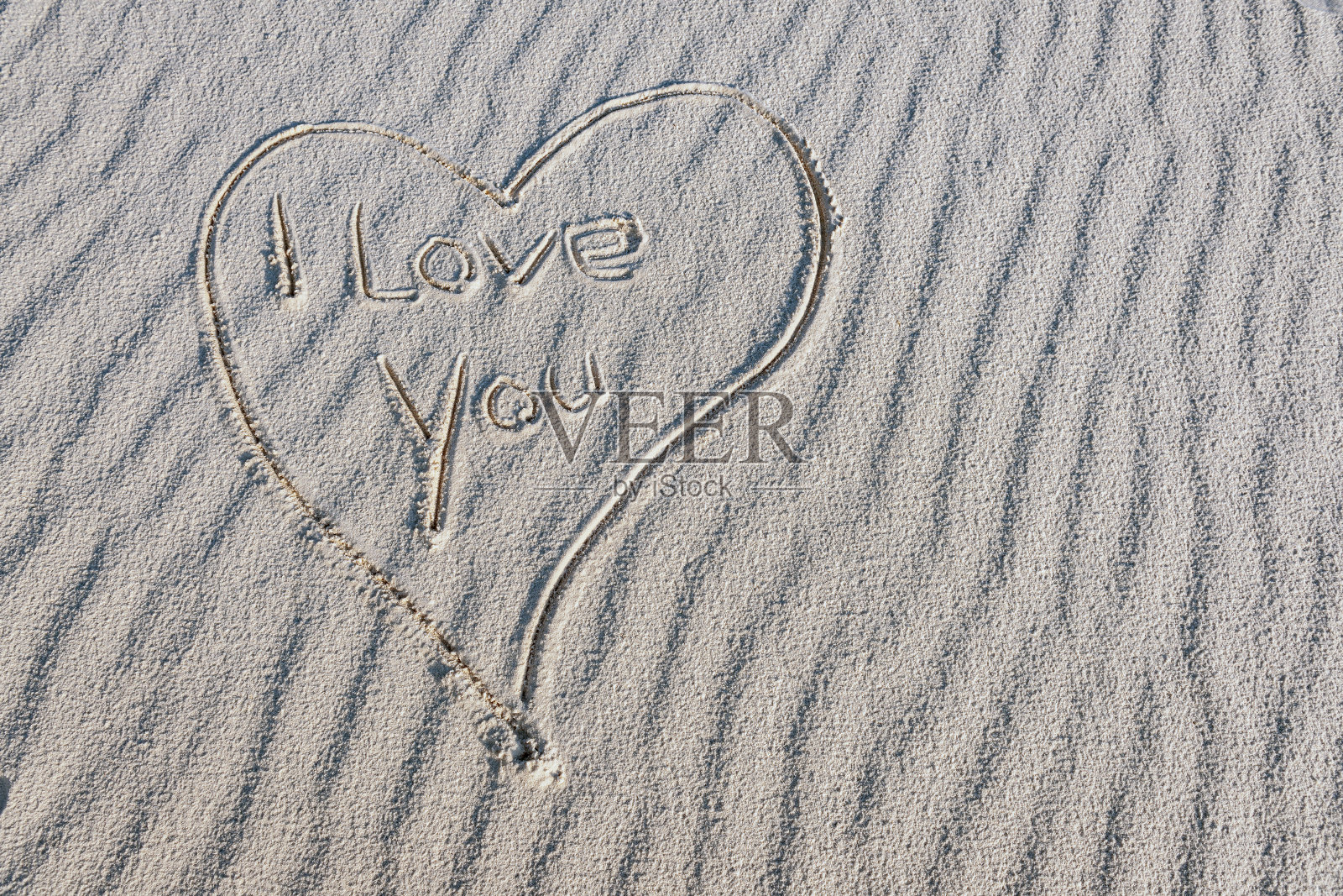 新墨西哥州，白色沙滩上的爱心图案照片摄影图片