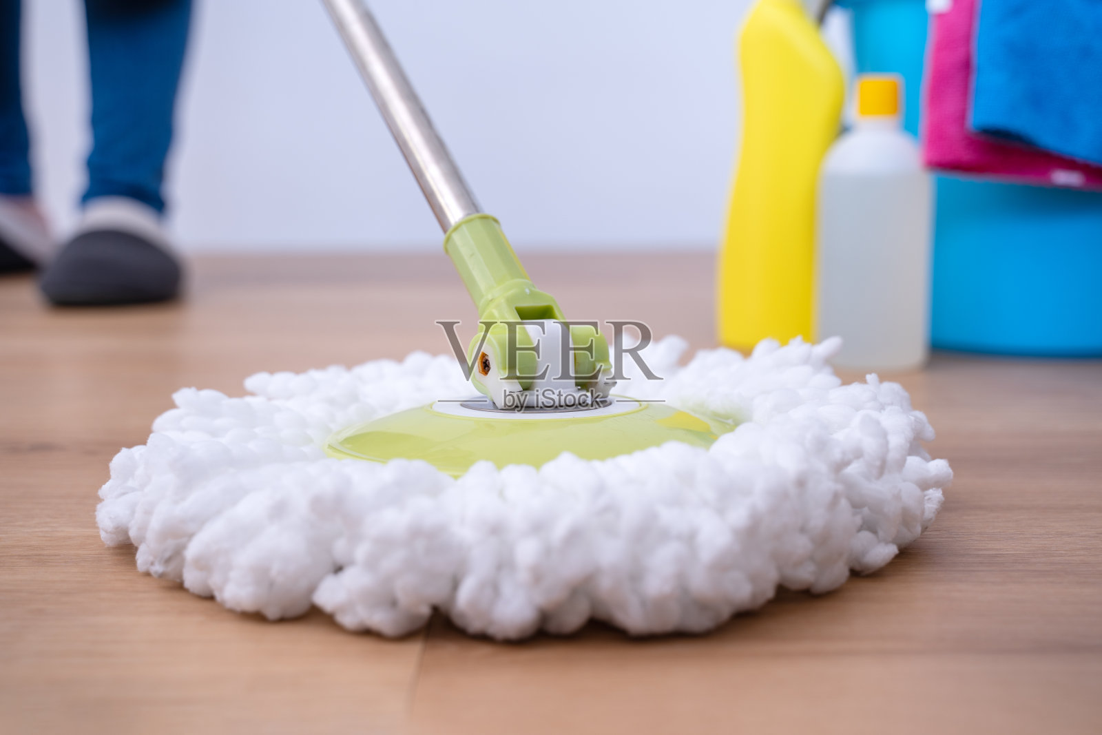 拖地板。年轻女子在家里用拖把清洗木地板、清洁工具等产品，理念抗菌、防病毒。照片摄影图片