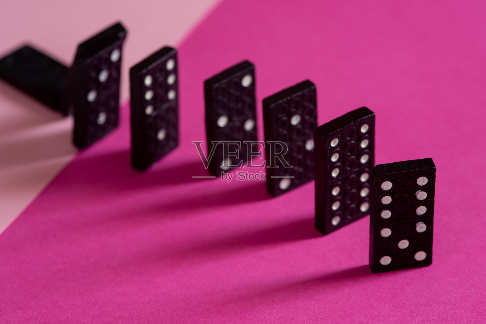 黑色多米诺骨牌块上的彩色背景照片摄影图片