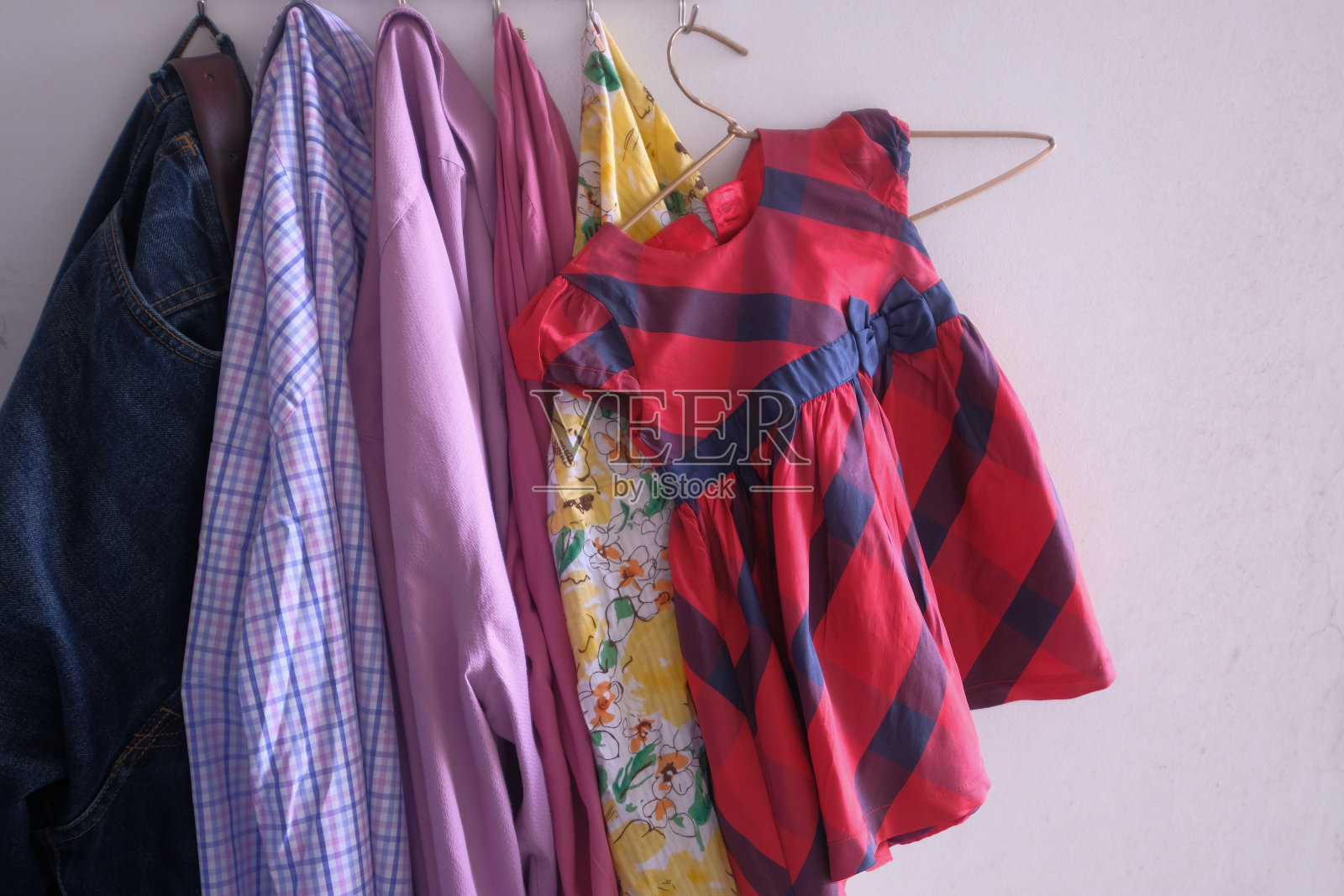 家庭布挂在墙上，特写照片摄影图片