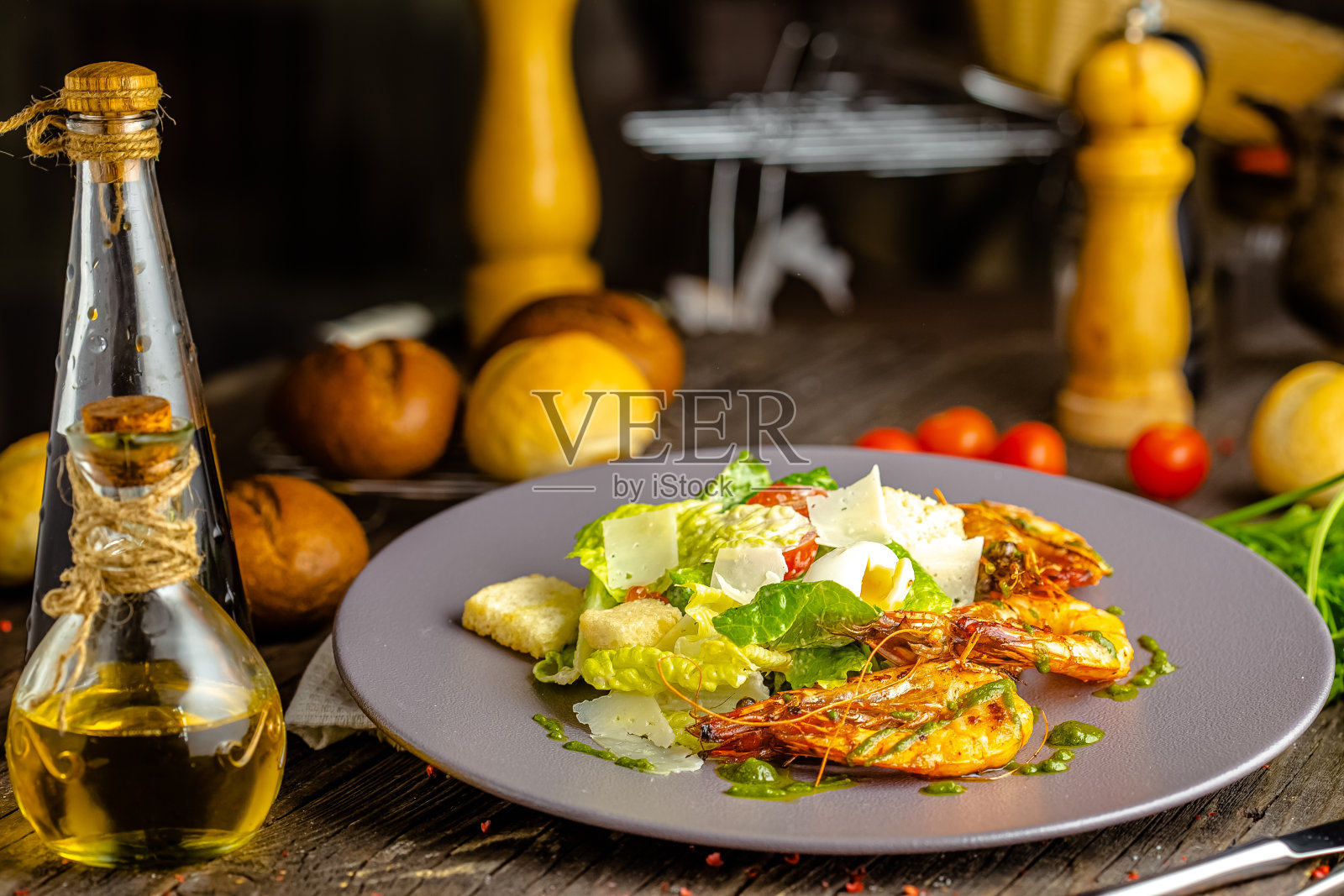 质朴的木质背景，顶部和侧面，长叶莴苣，炸大虾，油炸面包丁，鸡蛋照片摄影图片