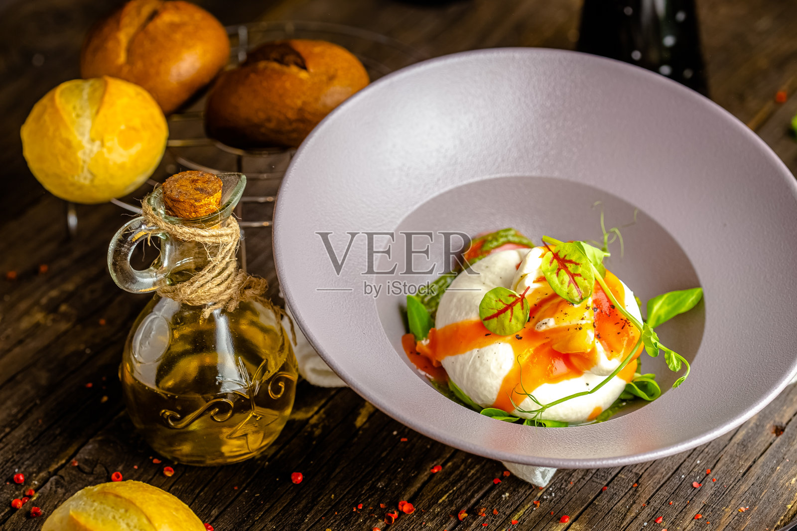 质朴的木制背景，顶部和侧面，盘子，沙拉与意大利新鲜奶酪，布拉塔，罗勒，番茄，绿色照片摄影图片