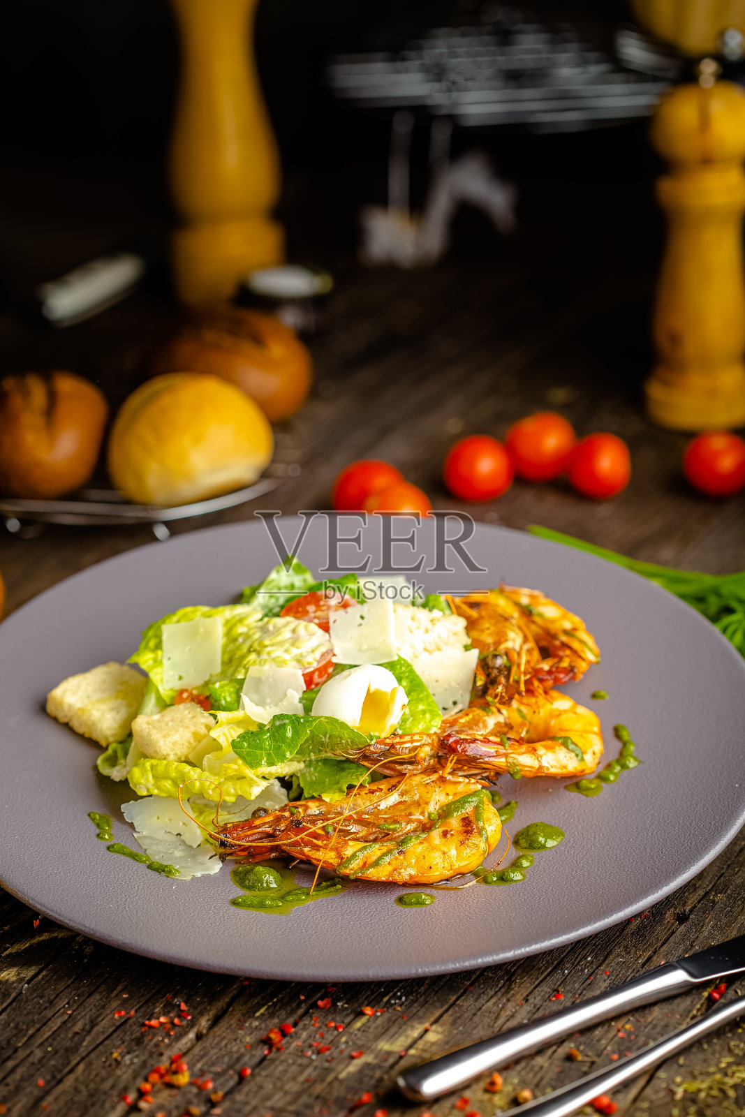 质朴的木质背景，顶部和侧面，长叶莴苣，炸大虾，油炸面包丁，鸡蛋照片摄影图片