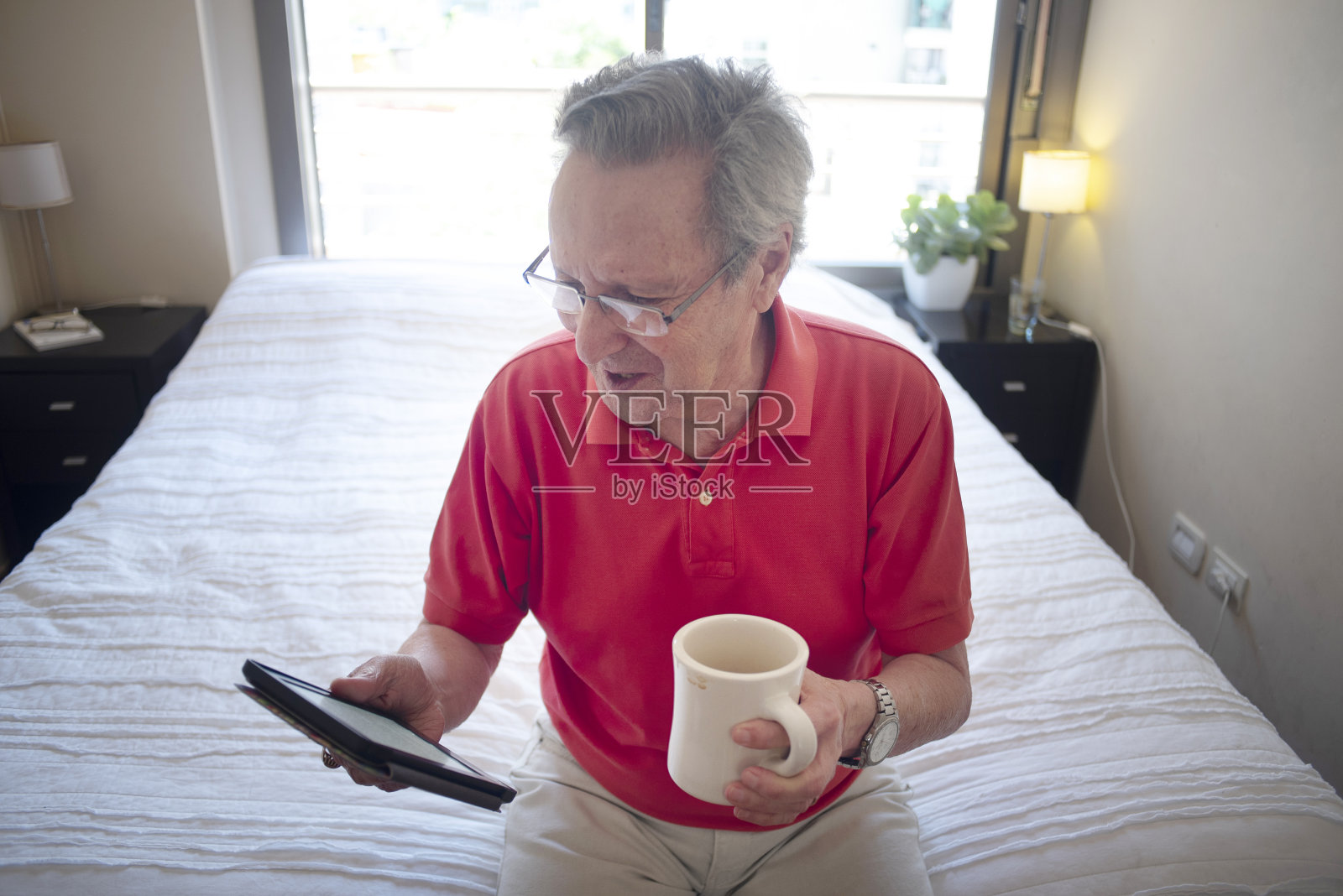 呆在家里。照片摄影图片