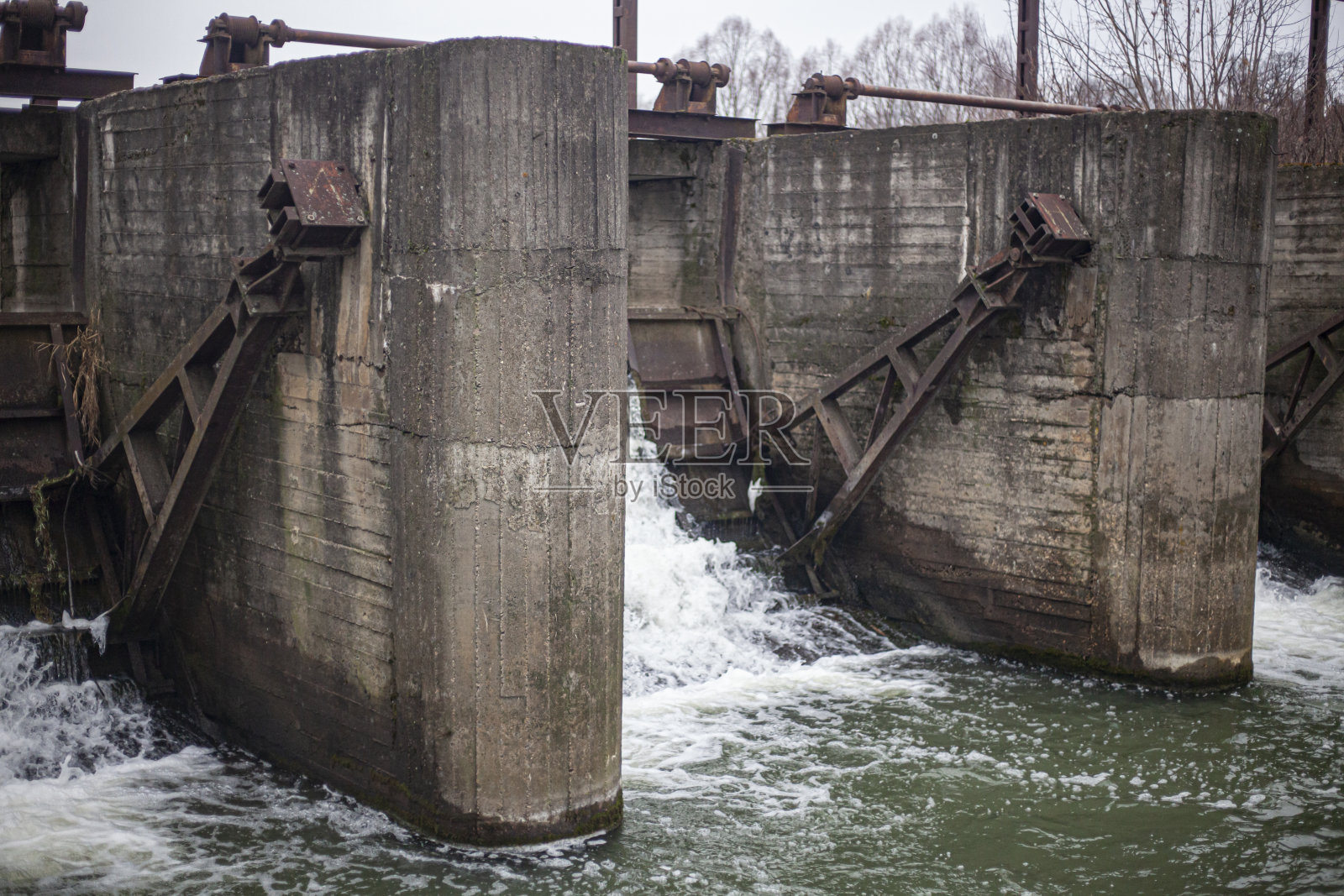 河上的水坝。照片摄影图片