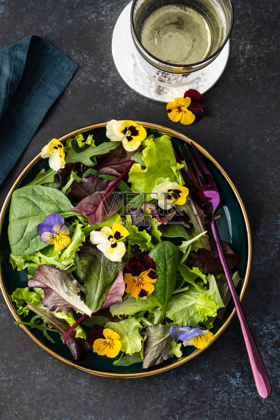 春季沙拉配芝麻菜，香草和鲜花。照片摄影图片