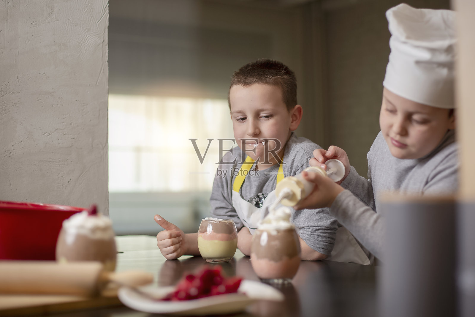 两个男孩，兄弟，在家里准备甜点照片摄影图片