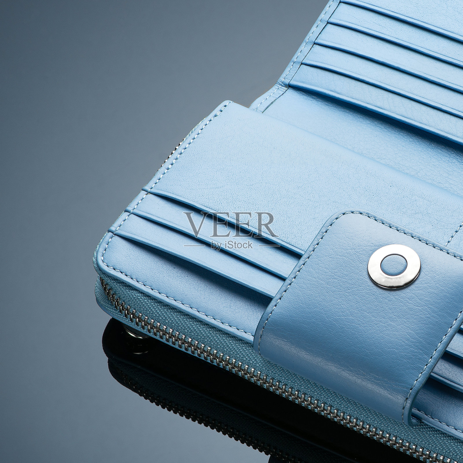 蓝色背景的钱包照片摄影图片