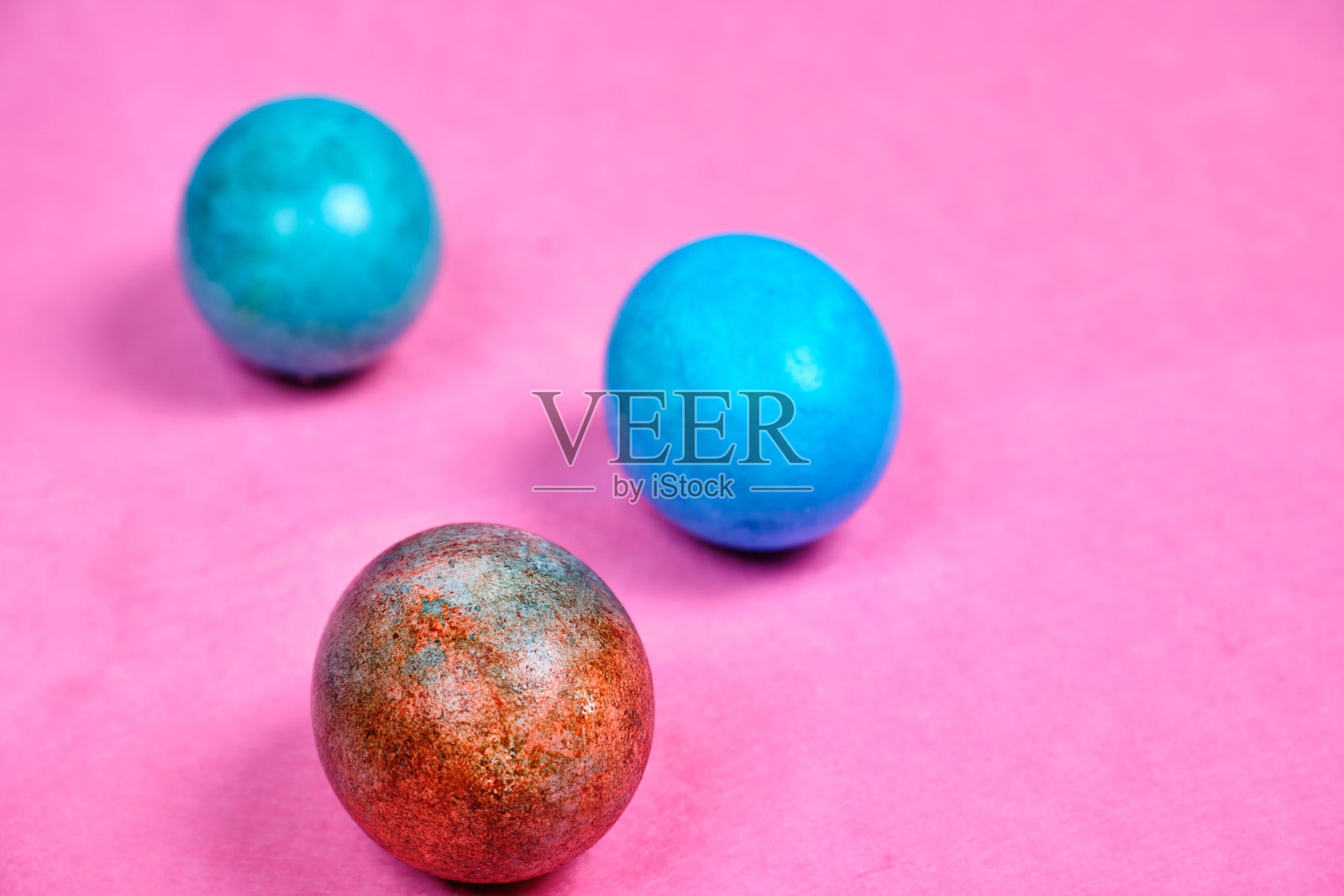 粉红色背景上的五彩缤纷的复活节彩蛋。空间的文本照片摄影图片