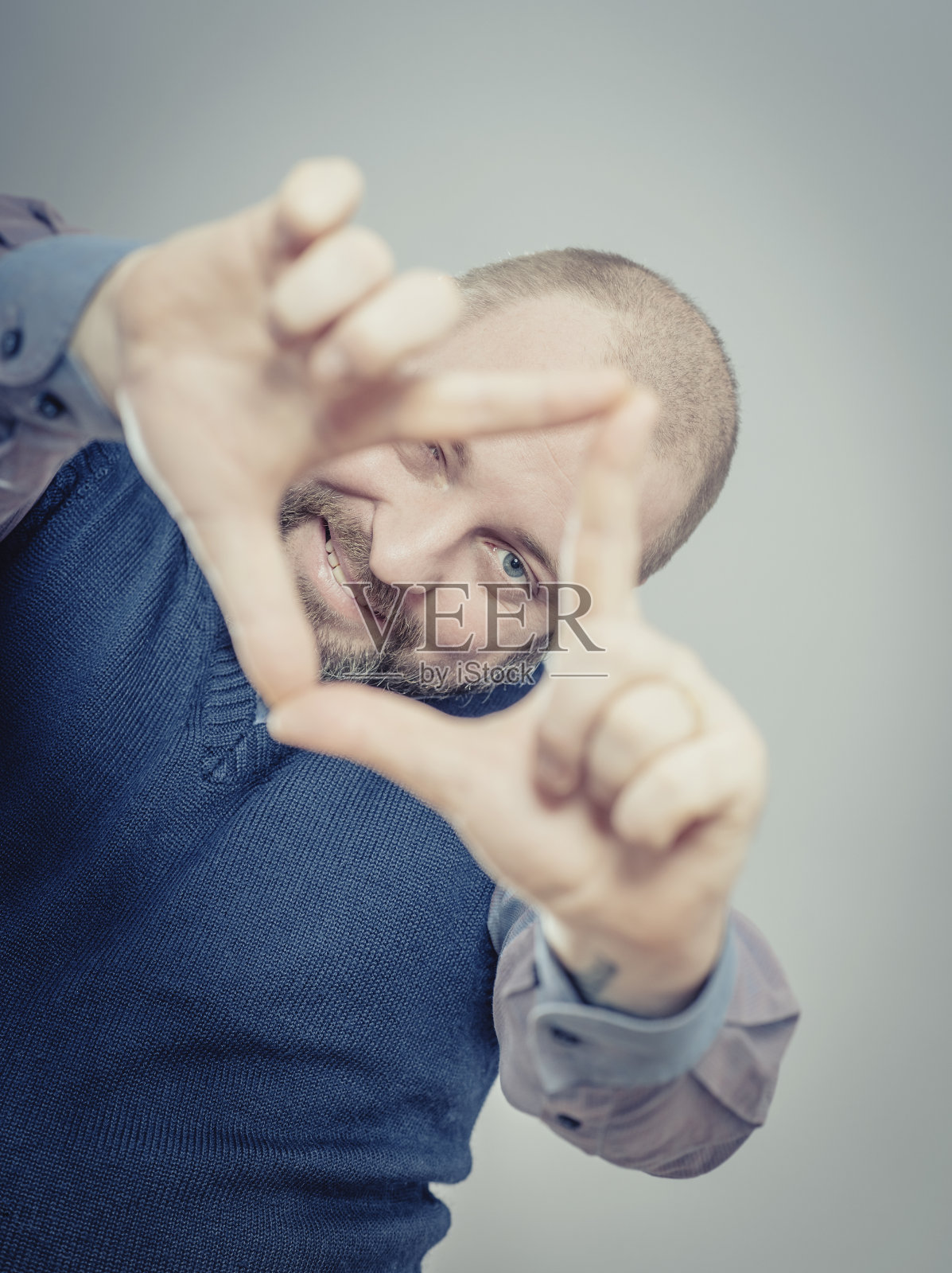 专注于那位主管用双手制作的框架照片摄影图片