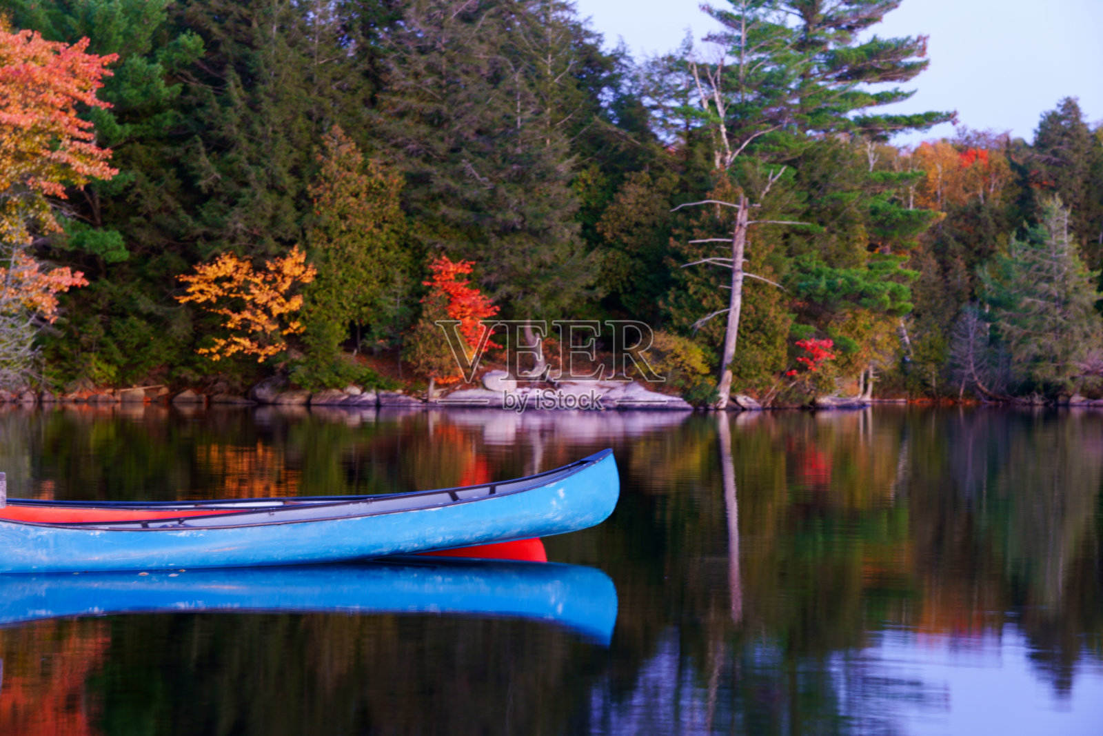 沙滩上日落时的木椅照片摄影图片