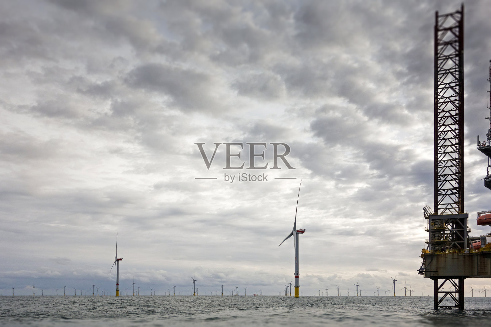 德国北海拥有8MW风力涡轮机和海上平台的海上风力发电场照片摄影图片