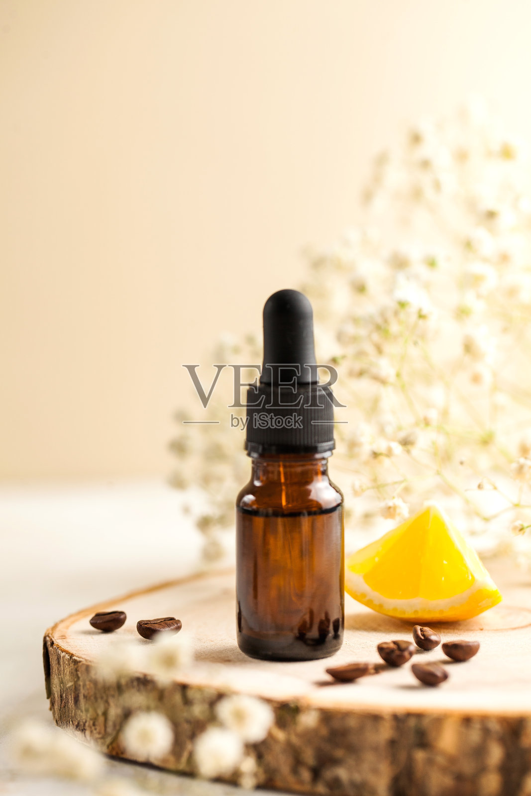 Spa-still生活。用咖啡豆、柠檬片和白色小花配以保湿精华液，放在木架上。照片摄影图片