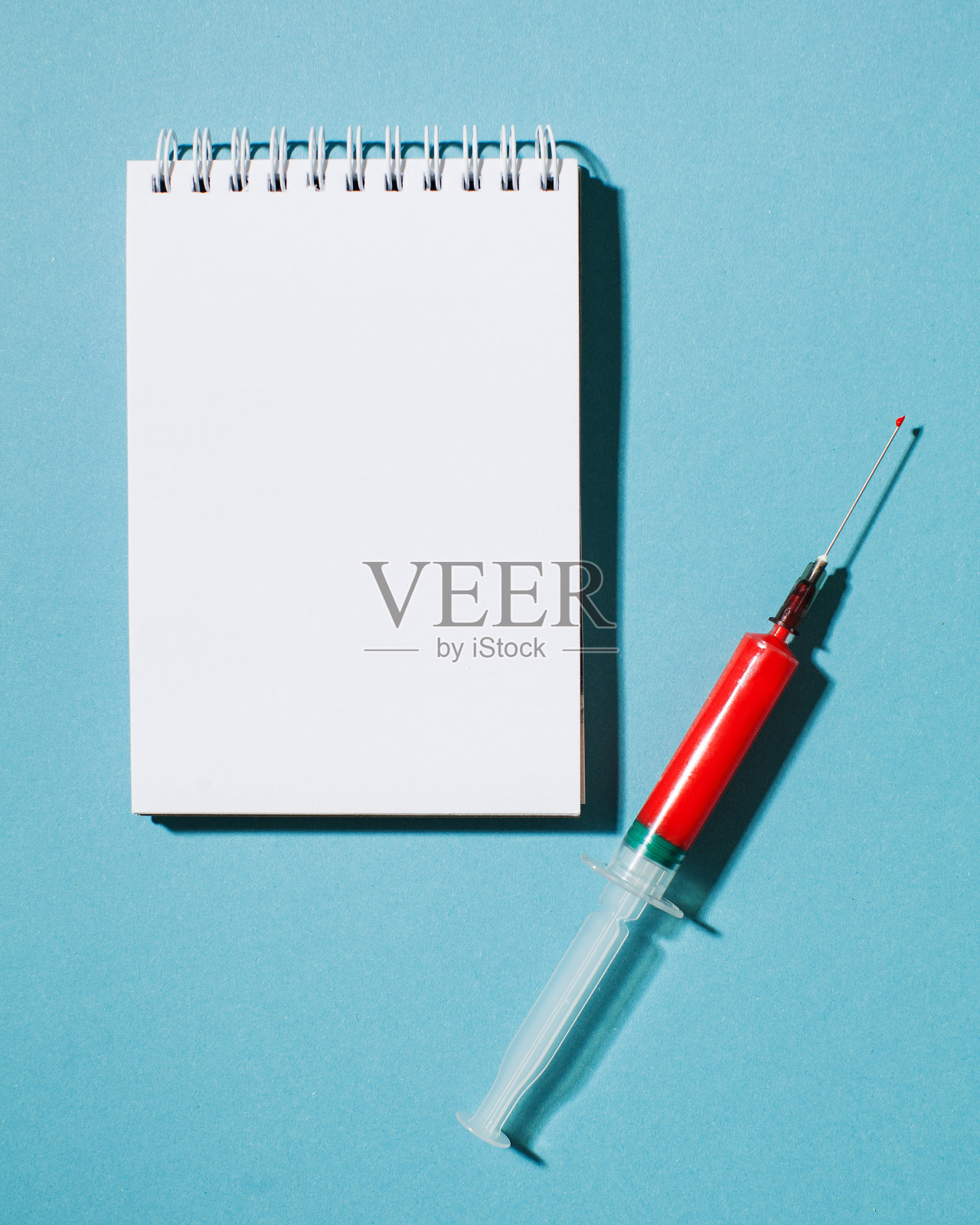 简约的概念与红色注射器与文字空间。冠状病毒感染的疫苗和药物。大流行。照片摄影图片