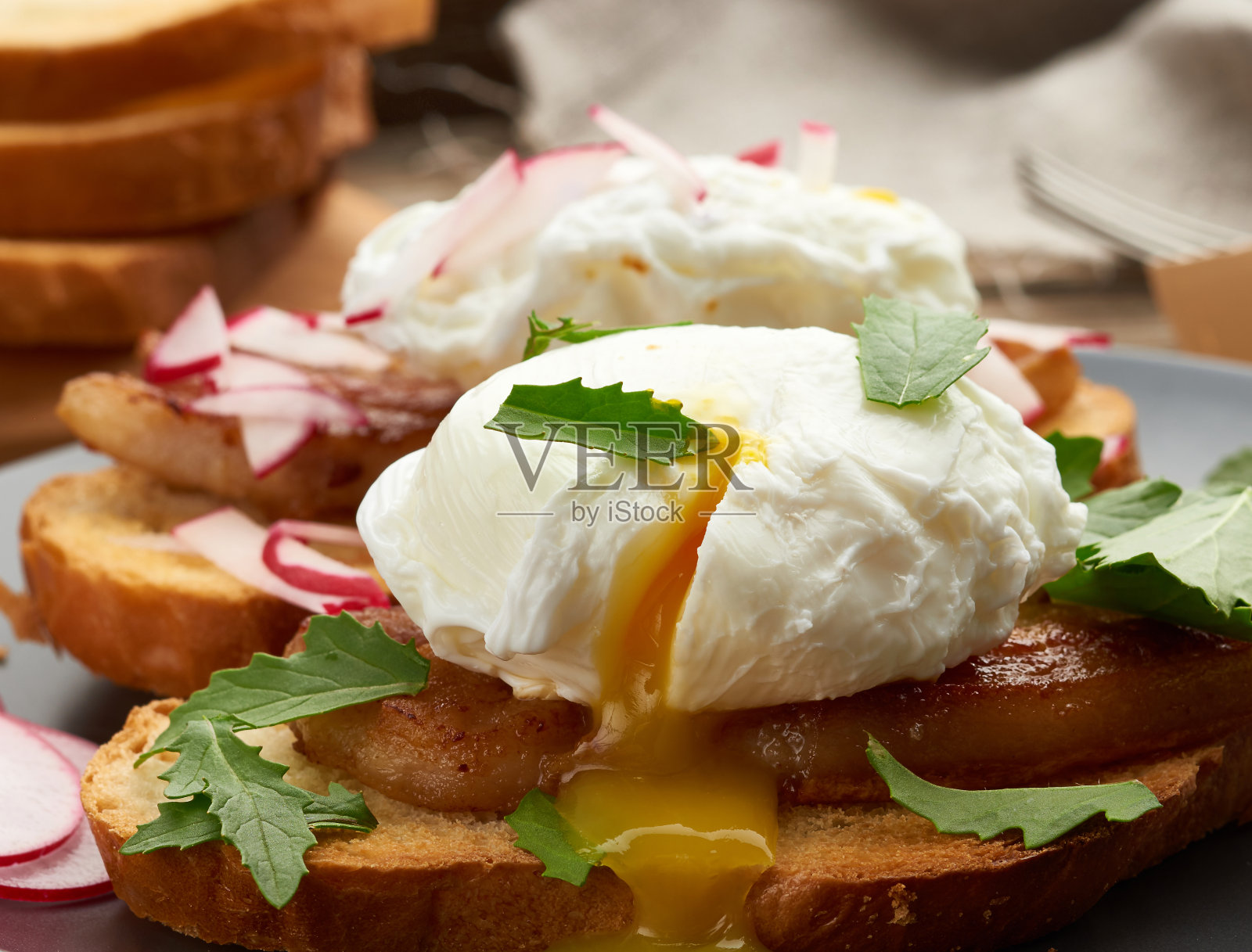 三明治配烤白面包片，荷包蛋，绿叶芝麻菜和萝卜照片摄影图片
