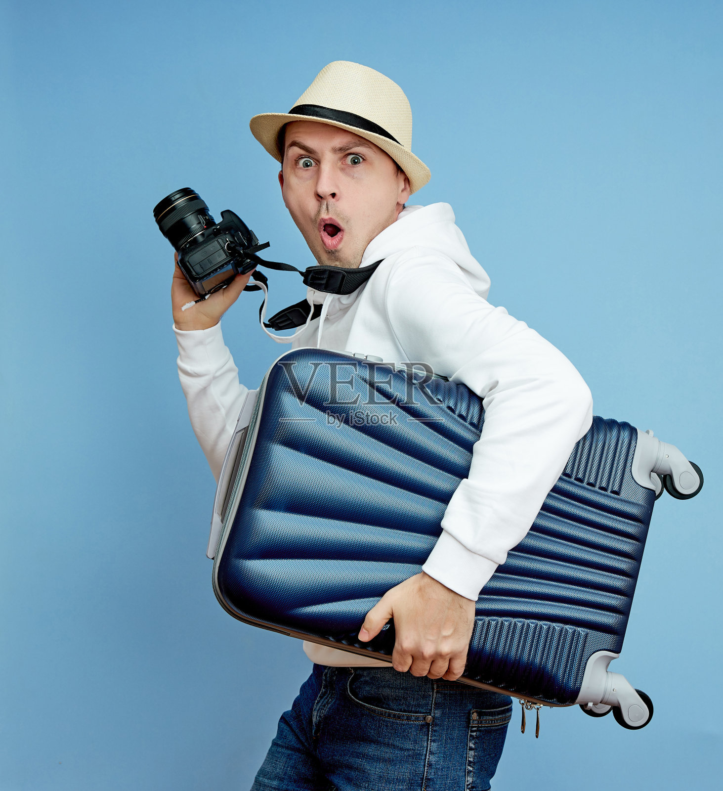 男游客手里拿着行李箱，手提行李的游客照片摄影图片