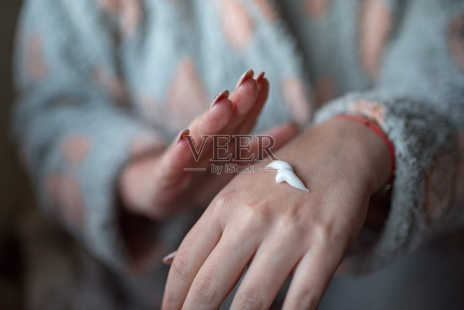 涂抹护手霜的女人照片摄影图片