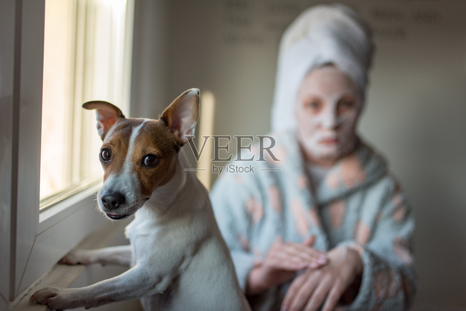 涂抹护手霜的女人照片摄影图片