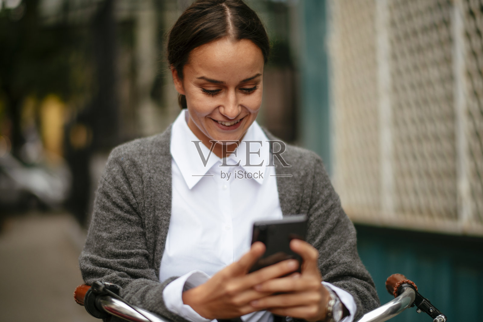 骑自行车的漂亮女商人。照片摄影图片