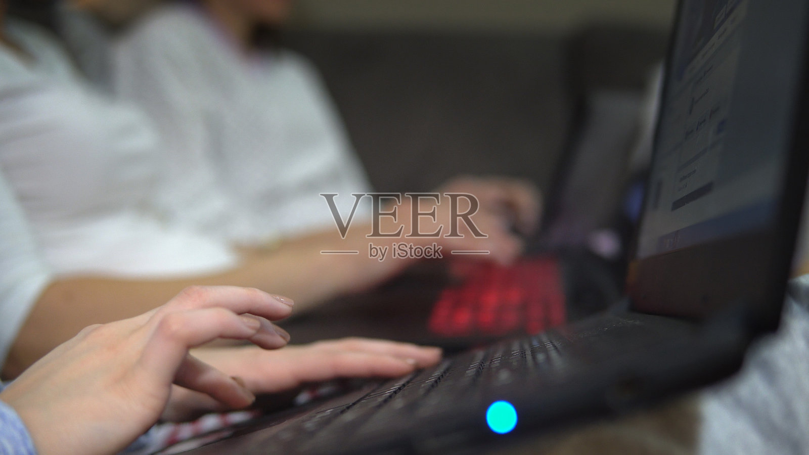 远程工作，在线教育。在隔离流行冠状病毒的同时在家工作和做作业。照片摄影图片