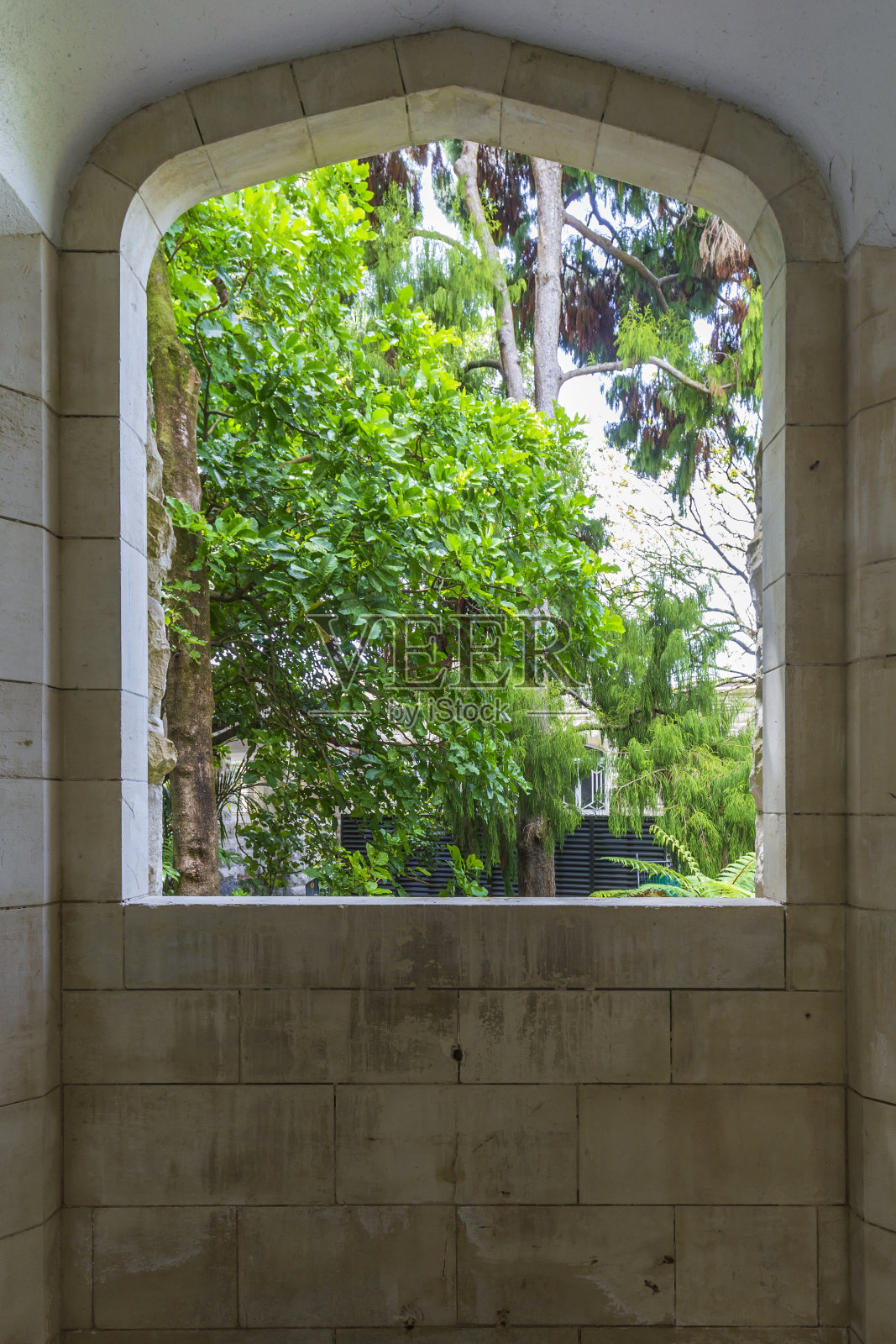 一间古老的石头房，窗户开着照片摄影图片