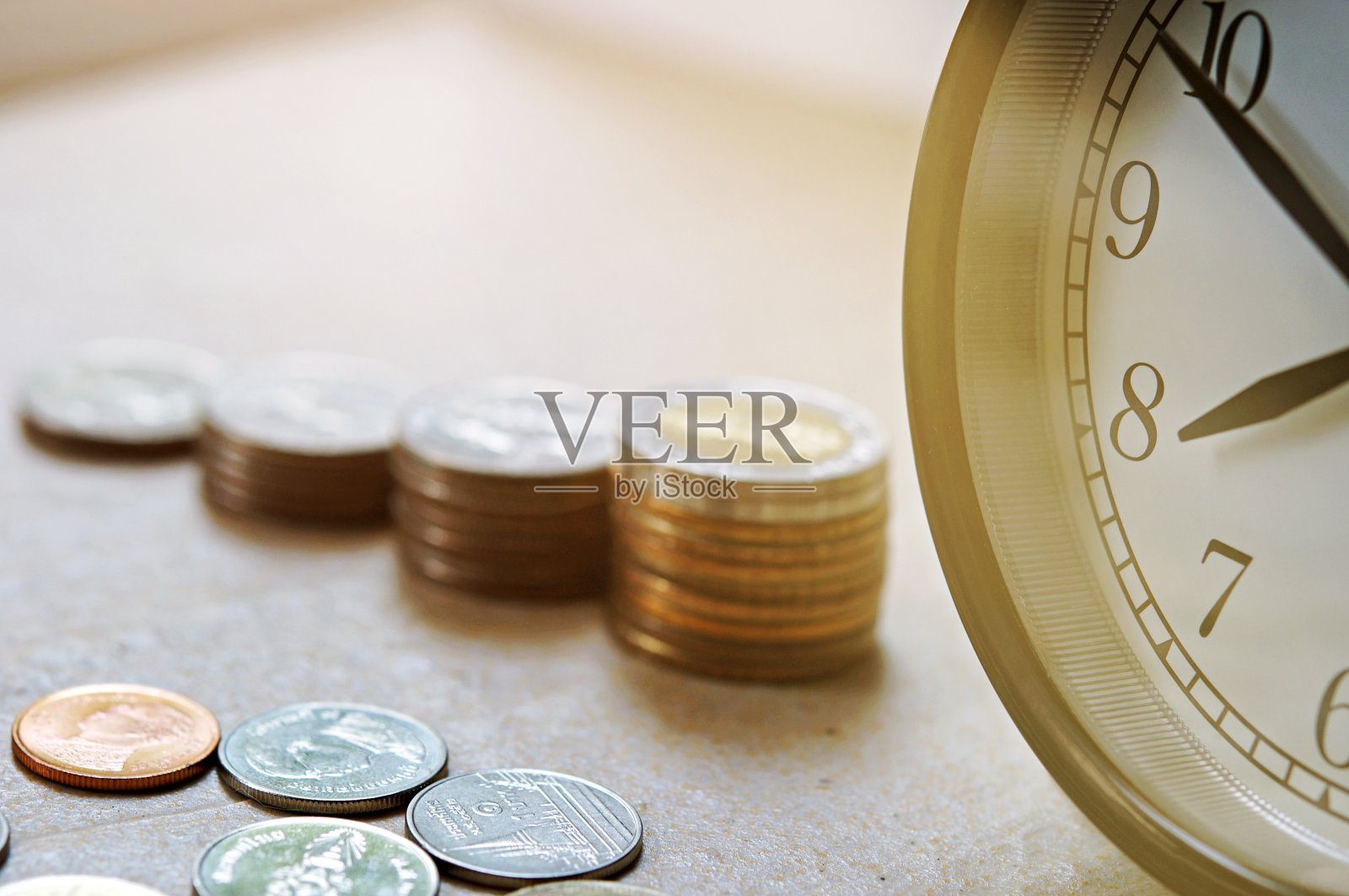 美国景深。钱币成长背景模糊，投资概念。在硬币，商业金融和储蓄照片摄影图片