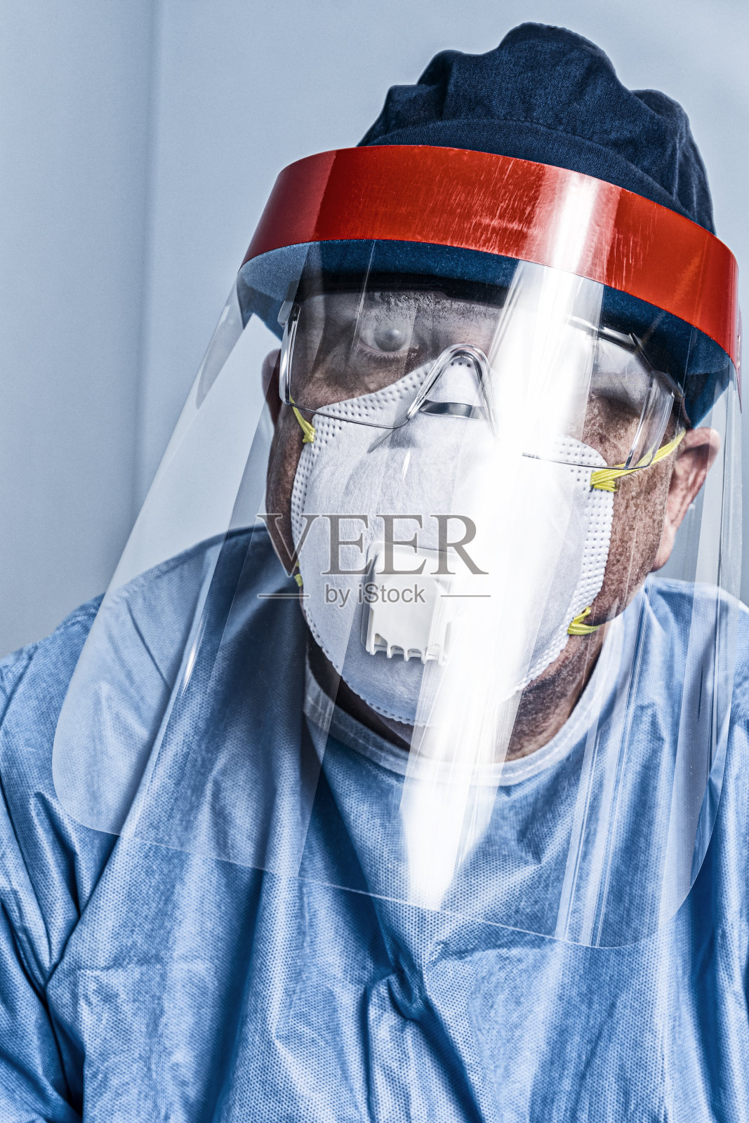 一个戴着个人防护装备的医生/护士的肖像，戴着雾蒙蒙的眼镜看着摄像机照片摄影图片