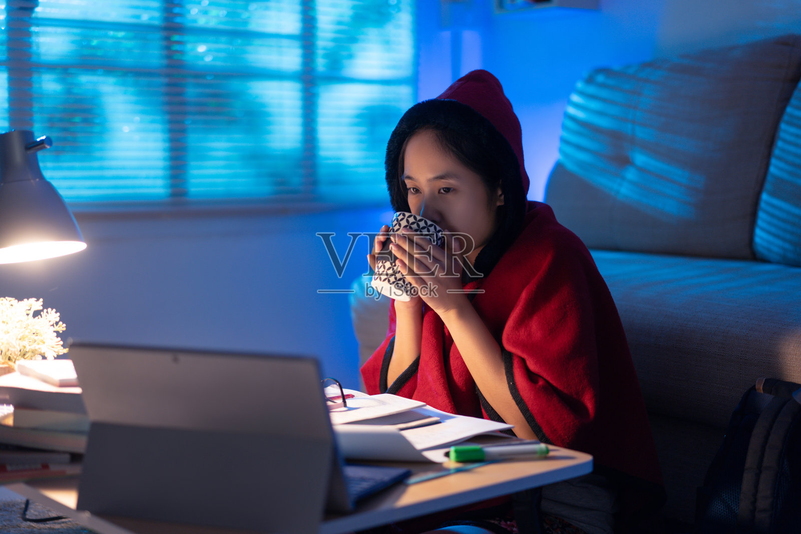 大学生在家在线学习，她正在喝咖啡照片摄影图片