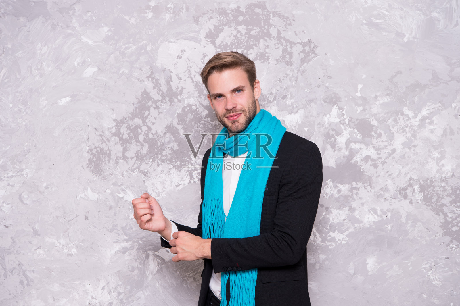 现代趋势。西装。时尚商店。租衣服的服务。优雅时尚的活动服装。现代风格的绅士。帅哥帅哥穿燕尾服。理发店新郎。时尚的衣服照片摄影图片