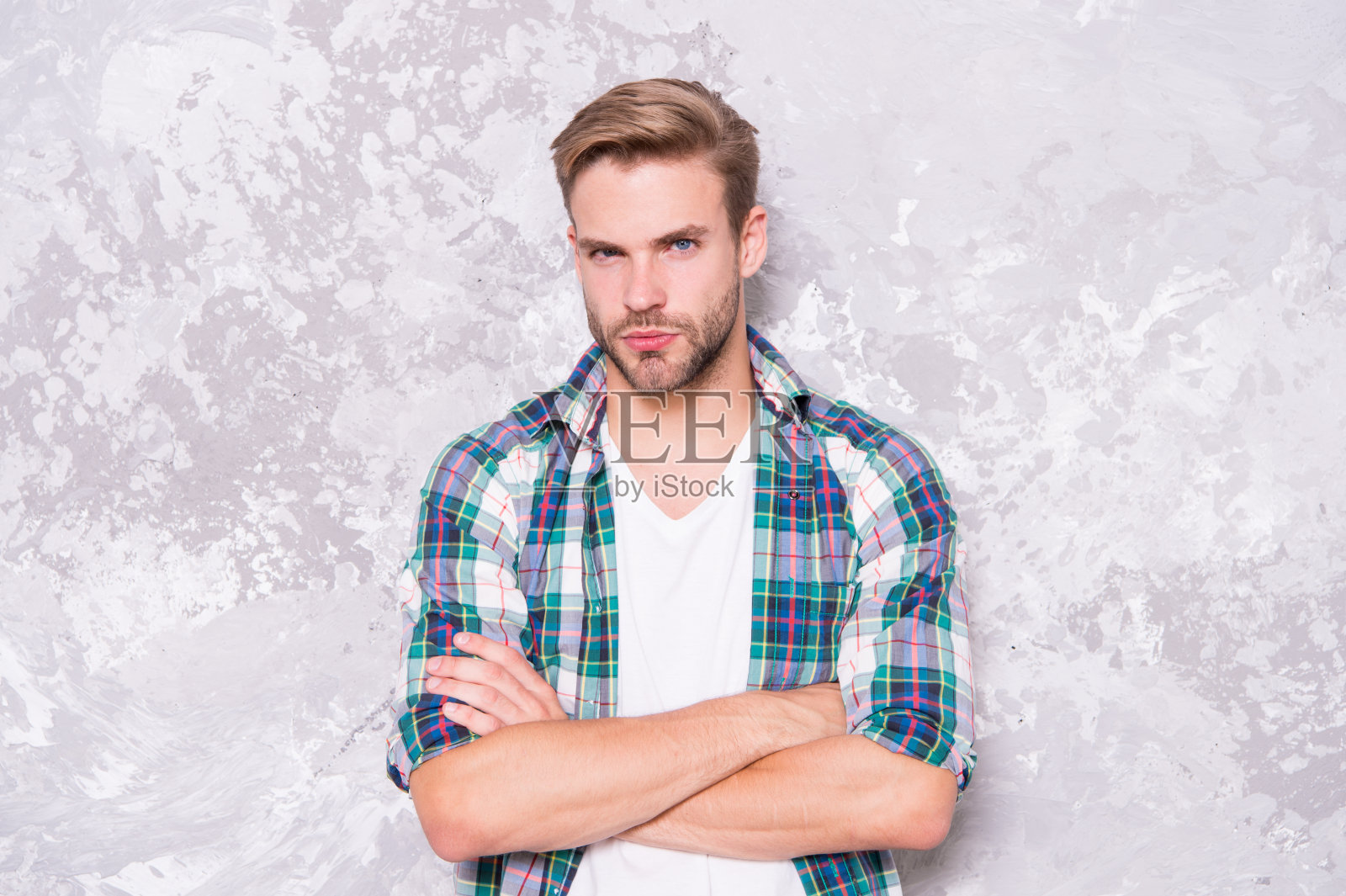 男人中的男人。理发店的概念。男人的性感。性感男人休闲风格。大男子主义背景。男士时尚夏季趋势。自信的学生格子衬衫。没有刮胡子的男人保养皮肤和胡须照片摄影图片