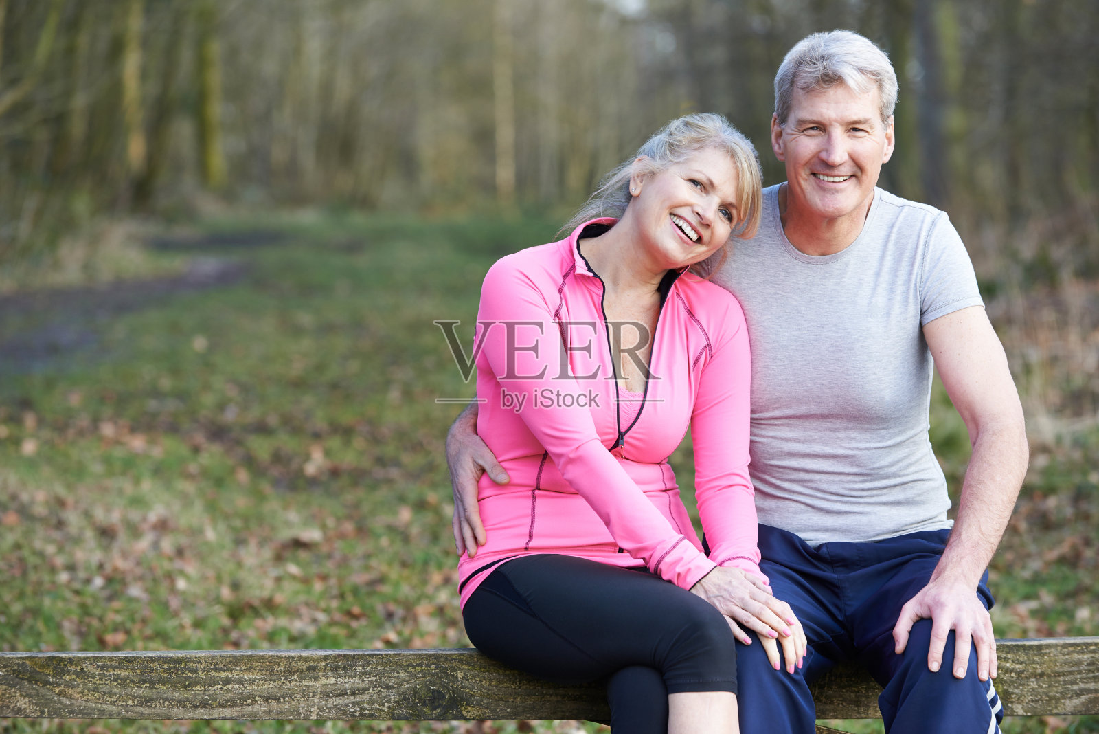 成年夫妇在农村一起锻炼的肖像照片摄影图片