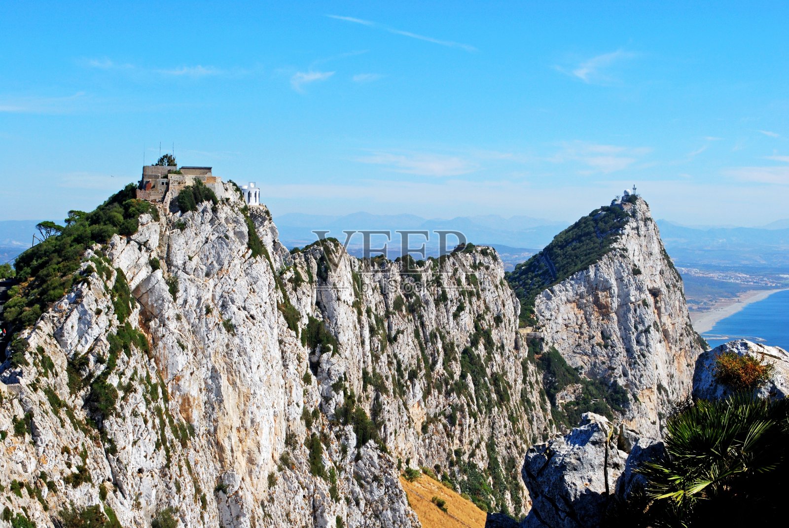 在岩石顶端，可以看到西班牙海岸线，直布罗陀，照片摄影图片