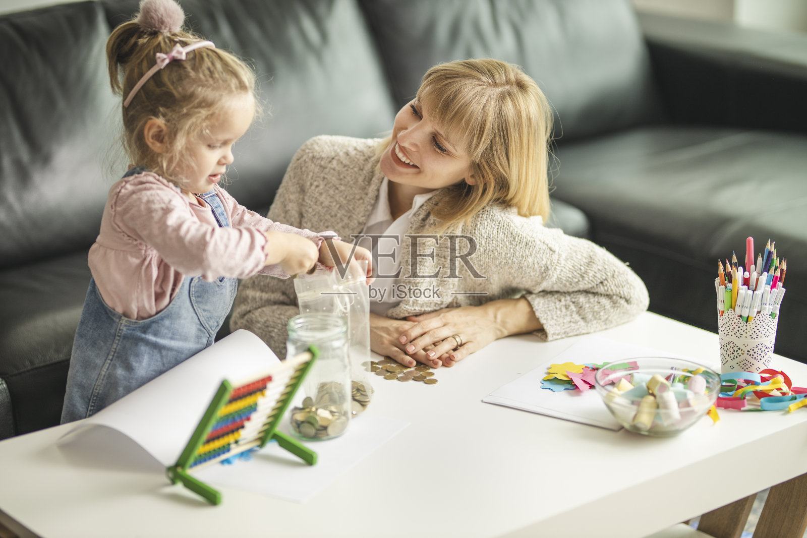 母亲与女儿计划家庭财务照片摄影图片