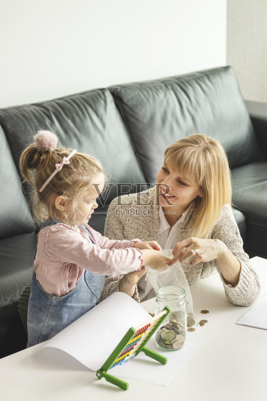 母亲与女儿计划家庭财务照片摄影图片