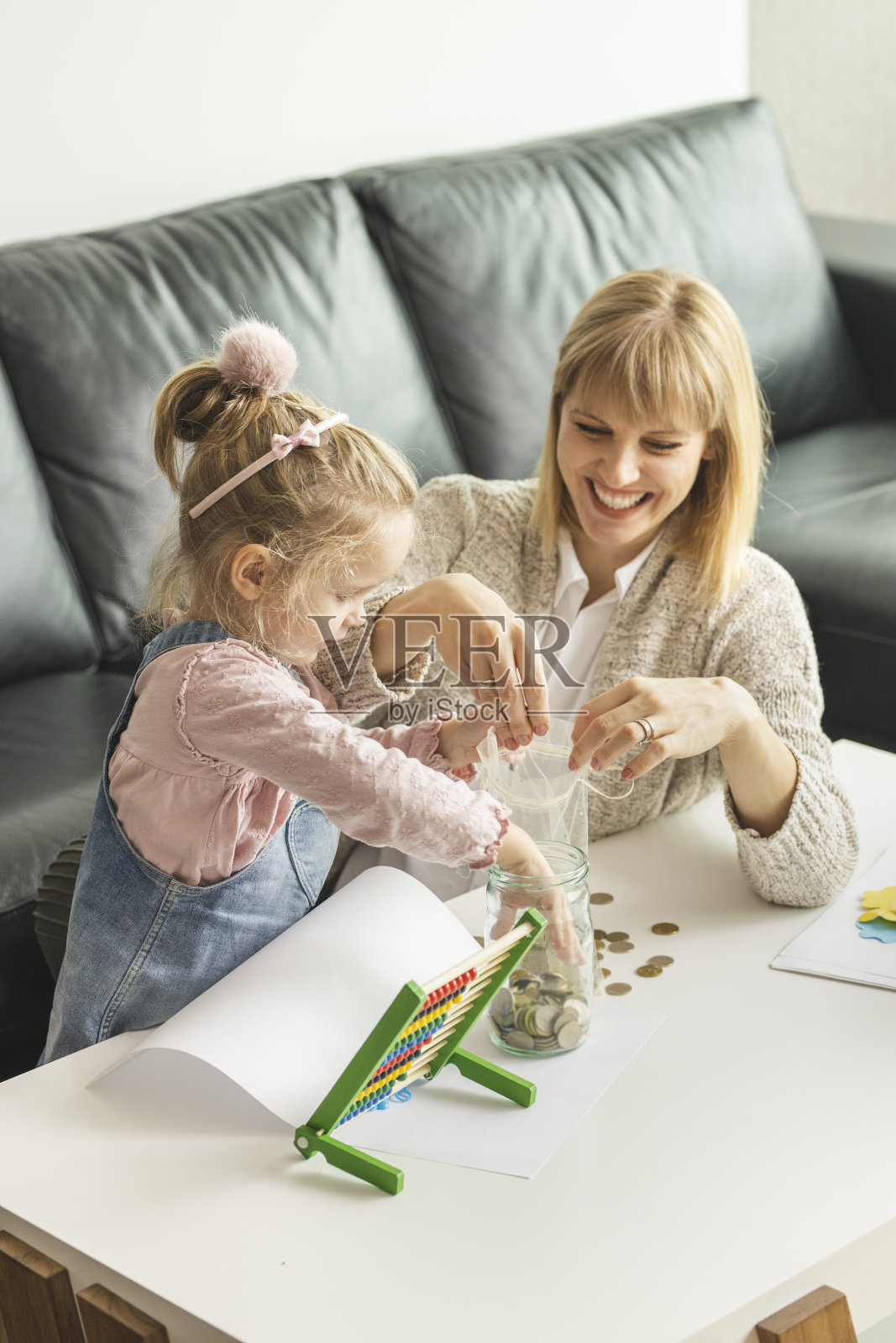 母亲与女儿计划家庭财务照片摄影图片