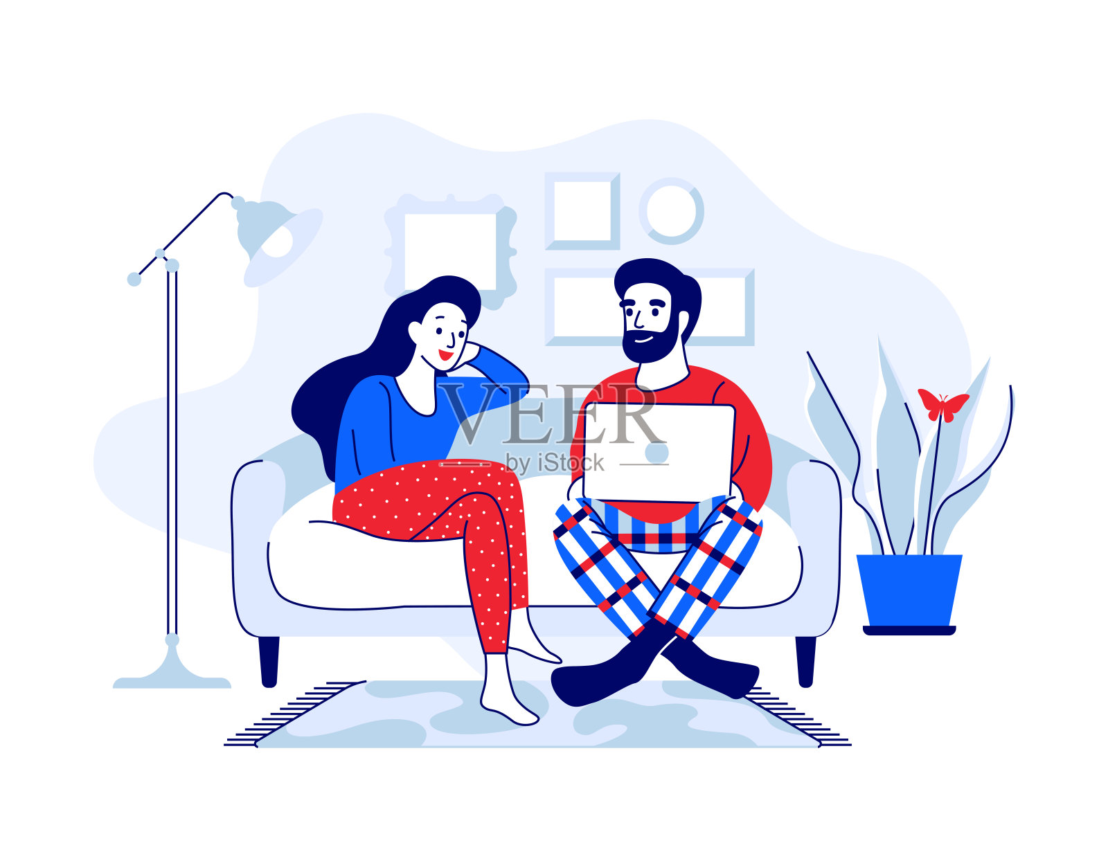 一男一女坐在沙发上，拿着笔记本电脑。一对夫妇在现代舒适的家里聊天，玩得很开心。卡通和家居矢量插图插画图片素材