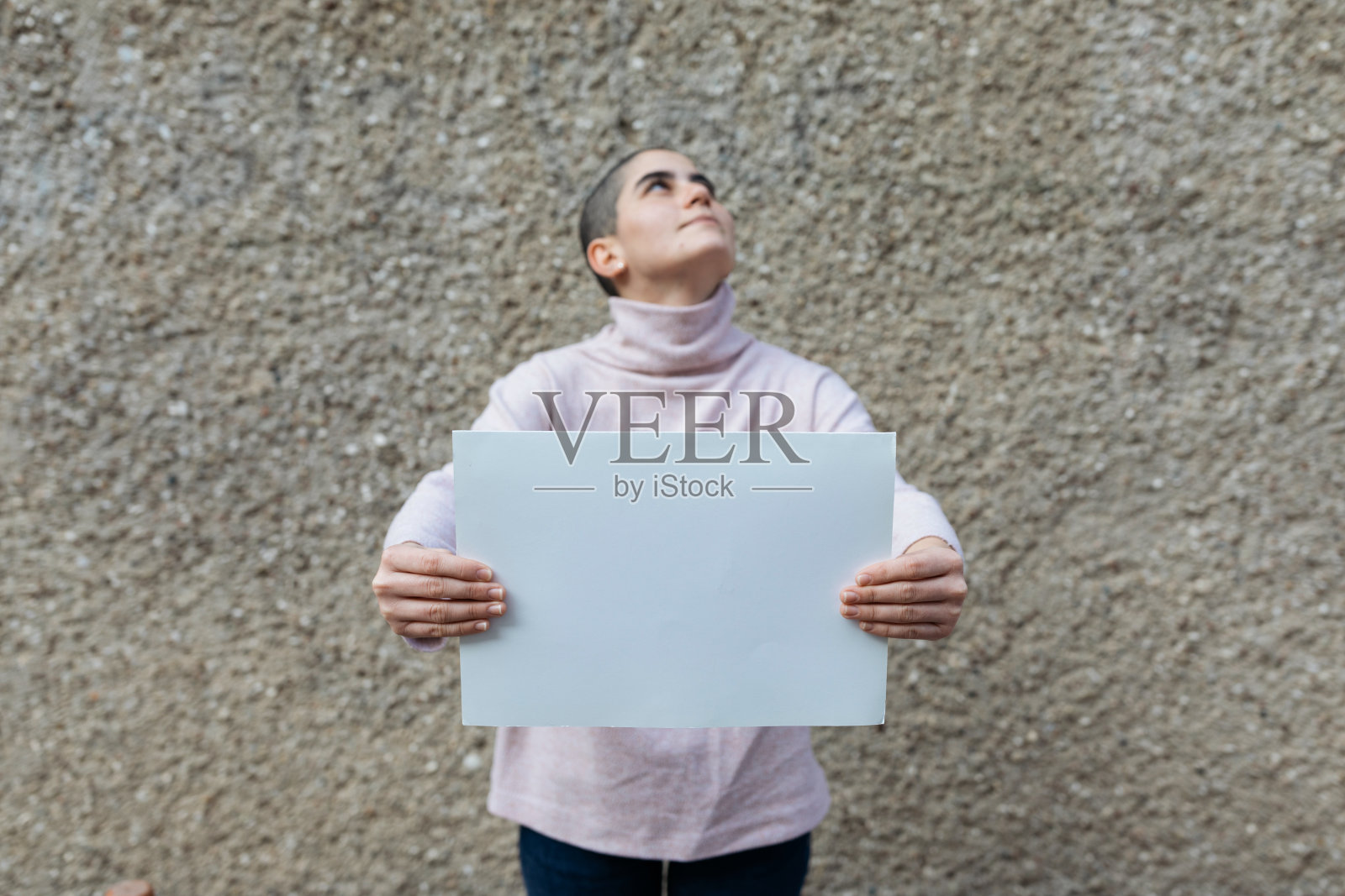 快乐时髦的秃头女人与白板照片摄影图片