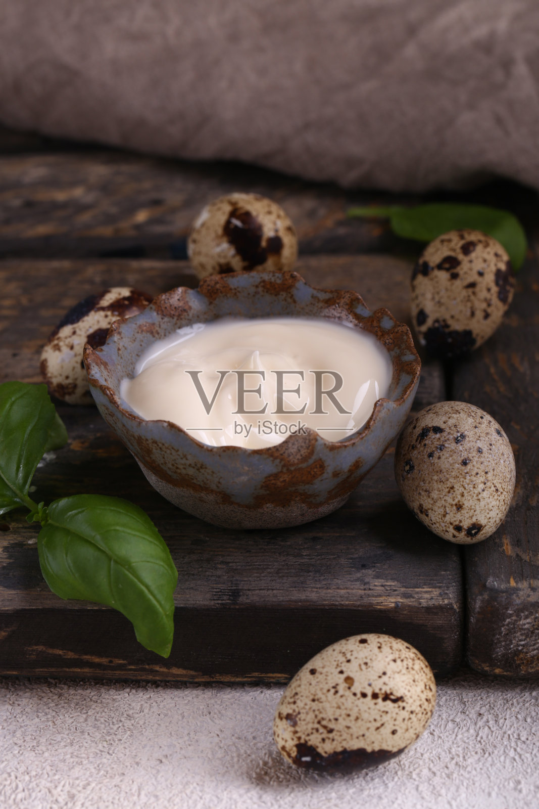 鹌鹑蛋黄酱照片摄影图片