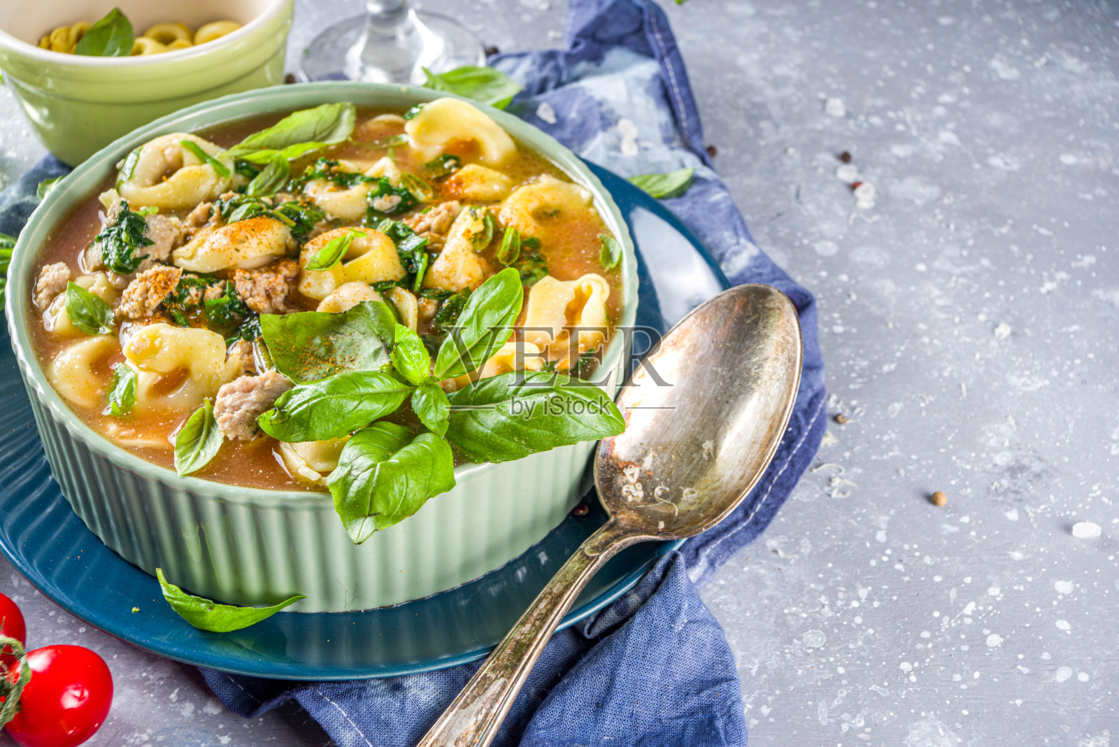 意大利玉米饼面汤照片摄影图片