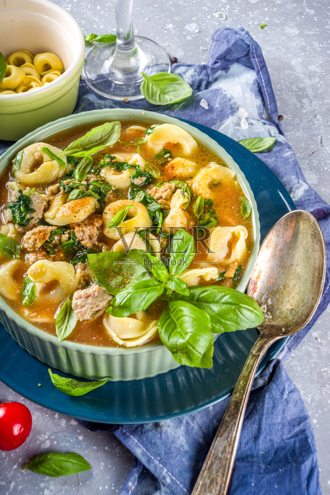 意大利玉米饼面汤照片摄影图片