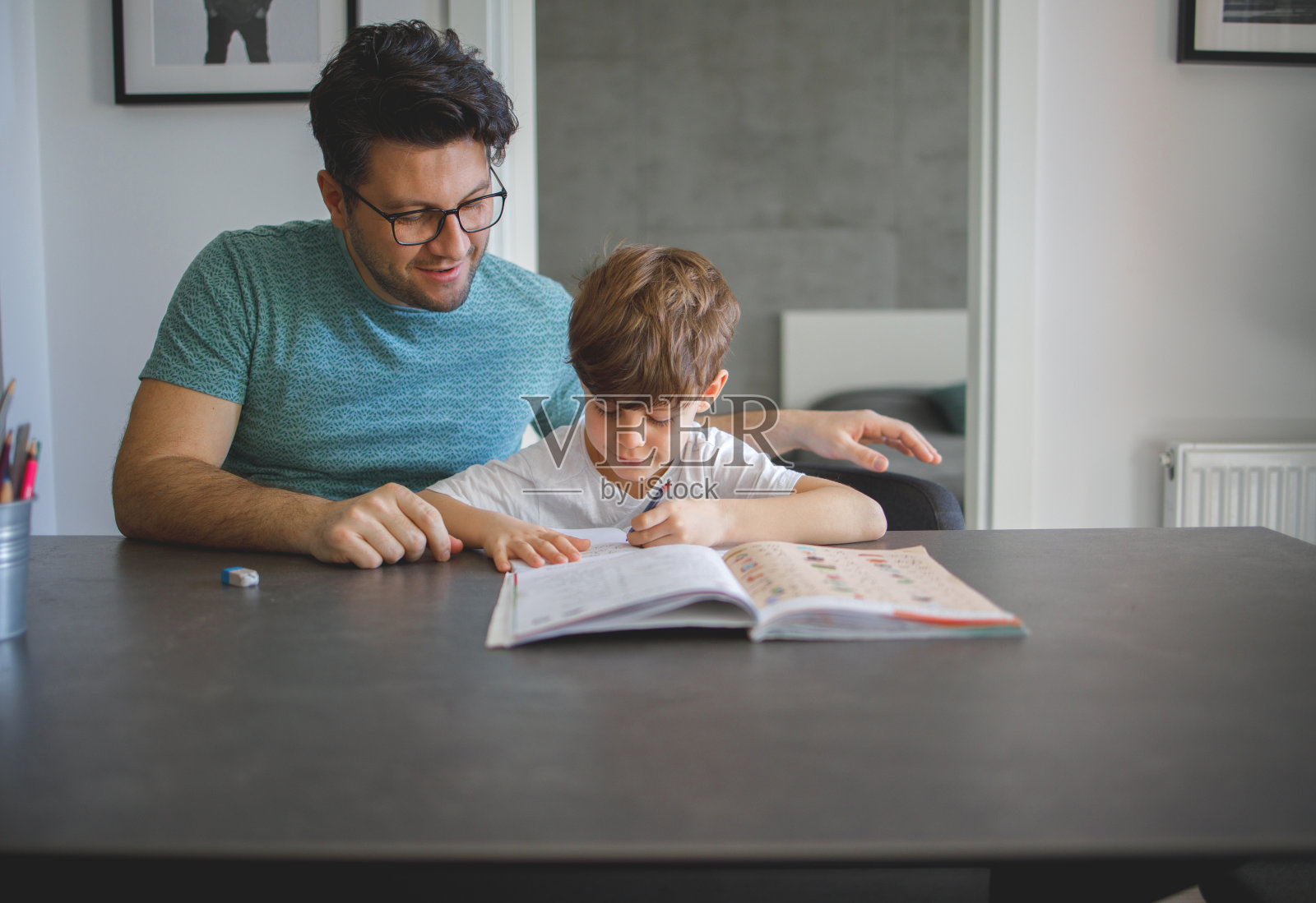 父亲在家教育儿子照片摄影图片