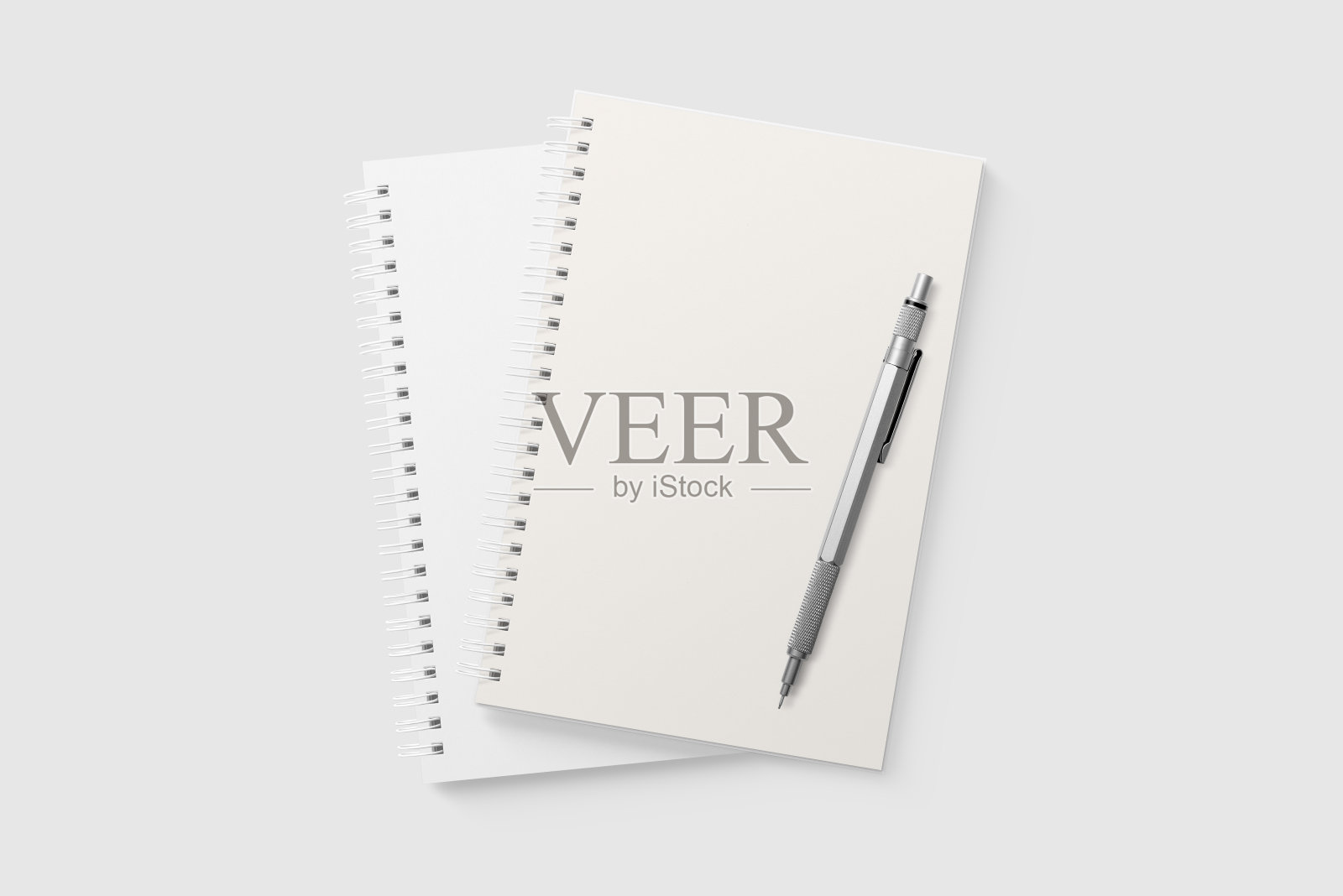 真实照片，空白螺旋装订记事本模型模板，孤立在浅灰色背景。照片摄影图片