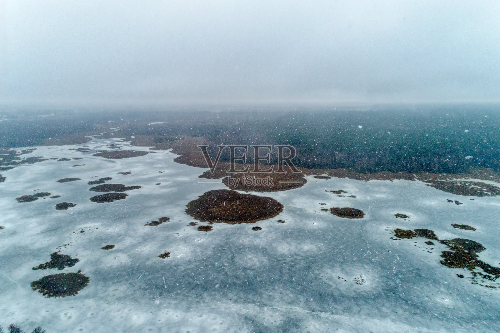 冰冻的冬天的湖。湖上有许多大大小小的岛屿。照片摄影图片